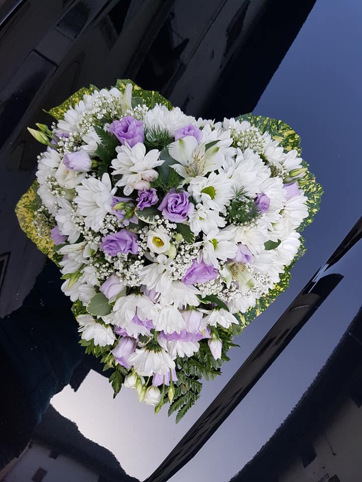 01 Allestimento Matrimonio Composizione Macchina Cuore Fioreria Bruseghini Besenello Trento